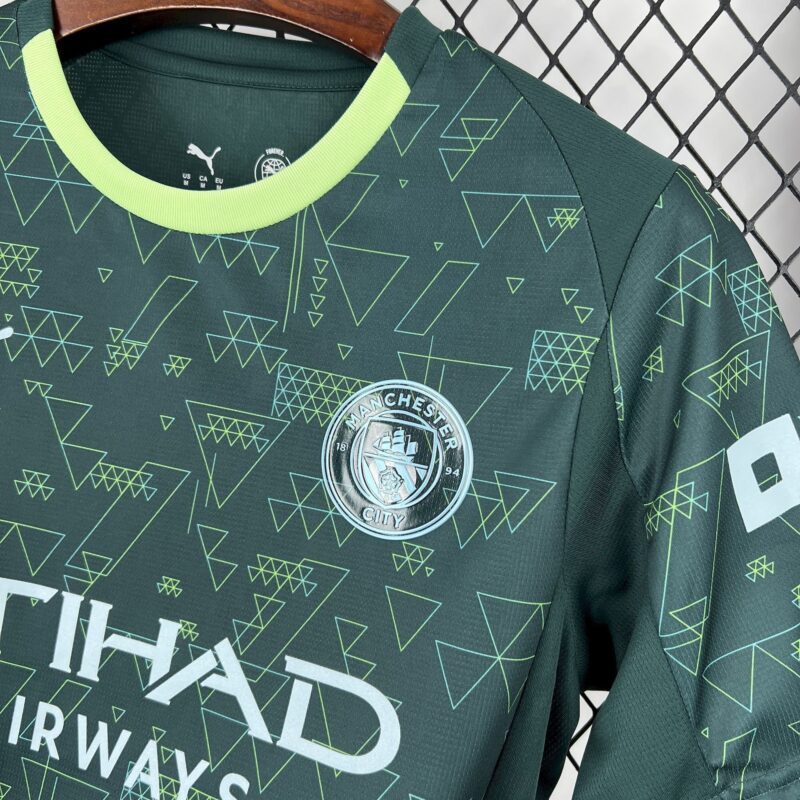 camiseta-manchester-city-cuarta-equipacion-2025-2026-escudo