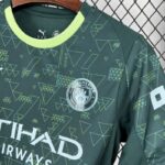 camiseta-manchester-city-cuarta-equipacion-2025-2026-escudo