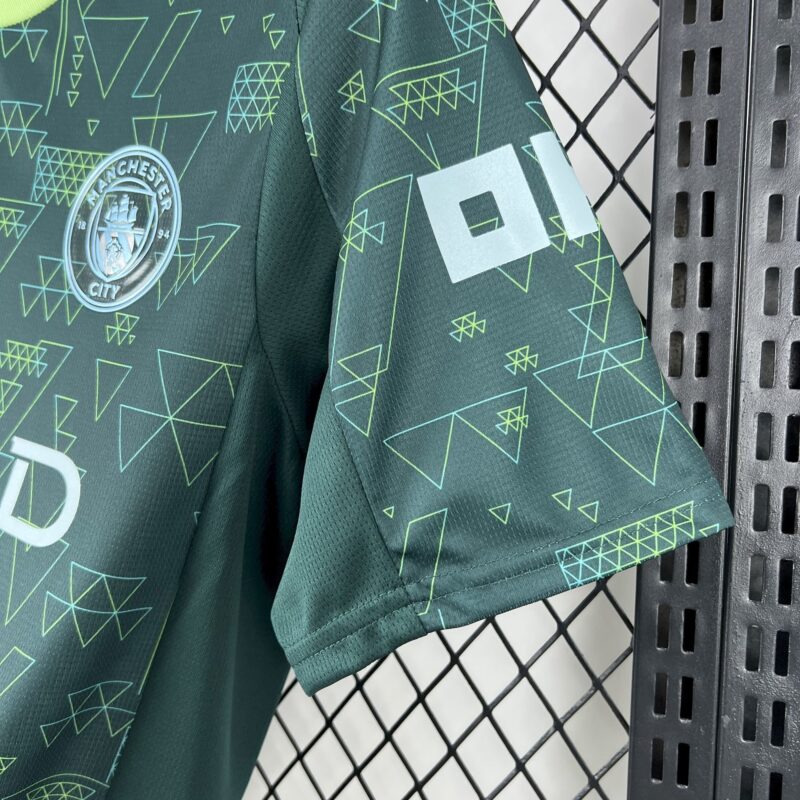 camiseta-manchester-city-cuarta-equipacion-2025-2026-puño