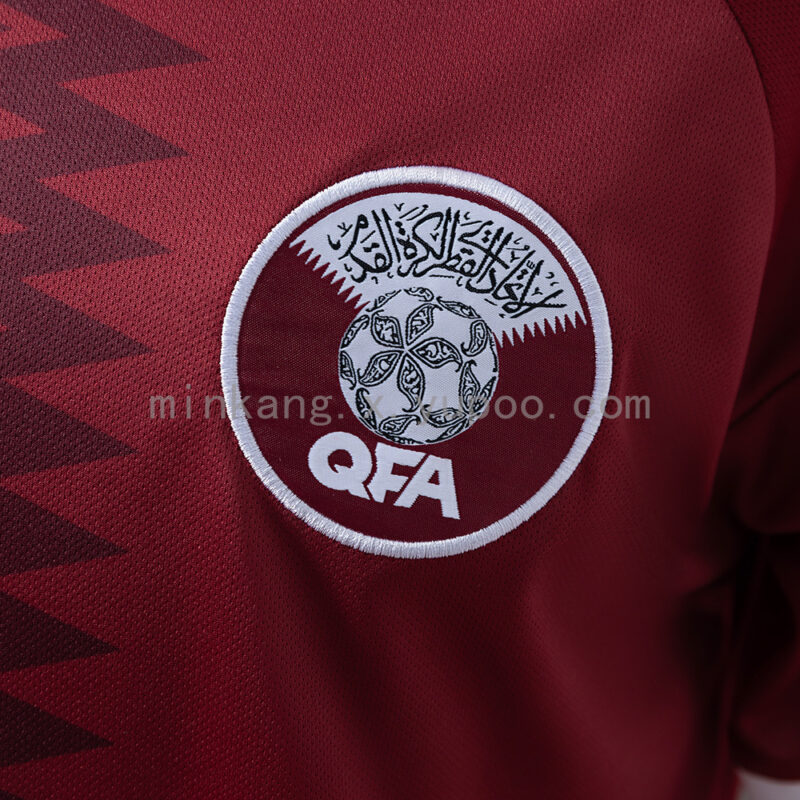 camiseta-qatar-primera-equipacion-2026-escudo