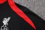 chandal-liverpool-2024-2025-hombro