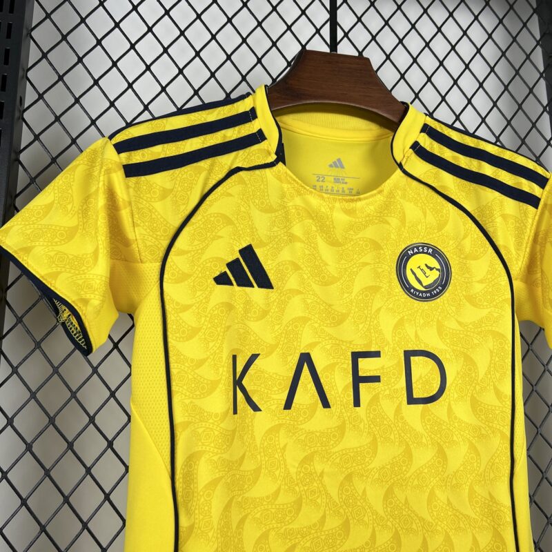 conjunto-niño-al-nassr-primera-equipacion-2025-2026-pecho