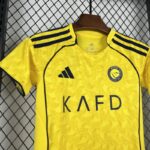 conjunto-niño-al-nassr-primera-equipacion-2025-2026-pecho