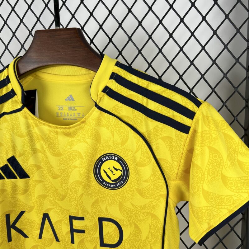 conjunto-niño-al-nassr-primera-equipacion-2025-2026-puño
