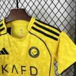 conjunto-niño-al-nassr-primera-equipacion-2025-2026-puño
