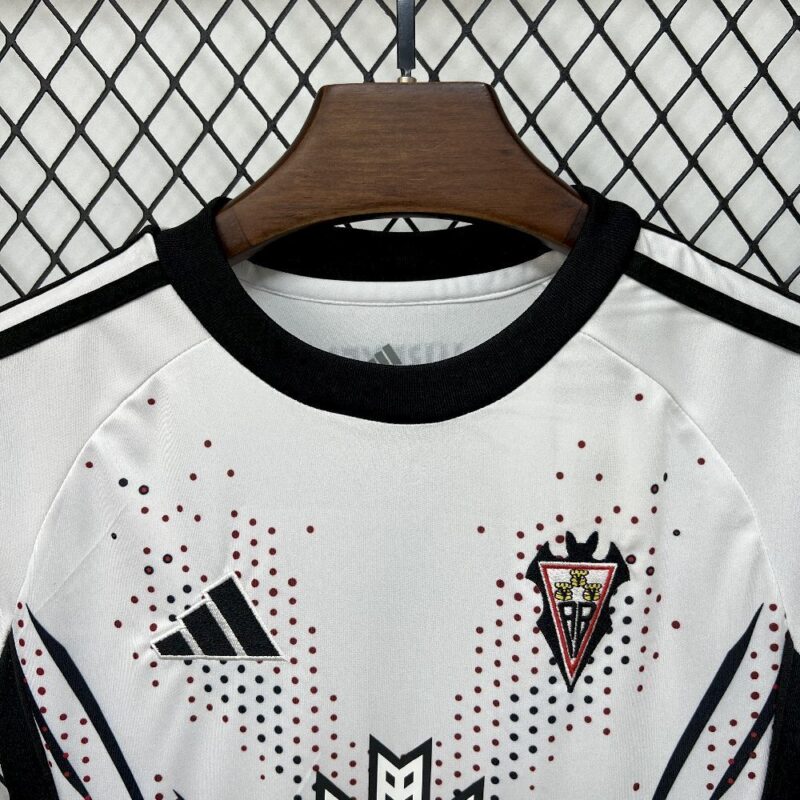 conjunto-niño-albacete-primera-equipacion-2025-2026-cuello