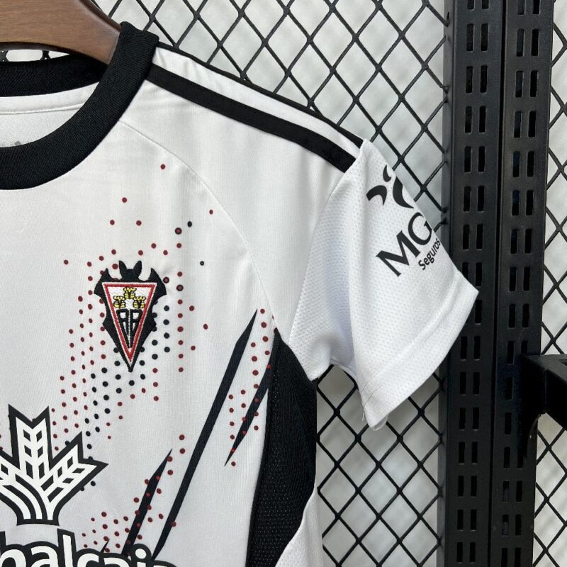 conjunto-niño-albacete-primera-equipacion-2025-2026-puño