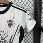 conjunto-niño-albacete-primera-equipacion-2025-2026-puño