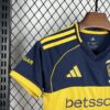 conjunto-niño-boca-juniors-primera-equipacion-2025-2026-puño