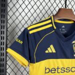 conjunto-niño-boca-juniors-primera-equipacion-2025-2026-puño