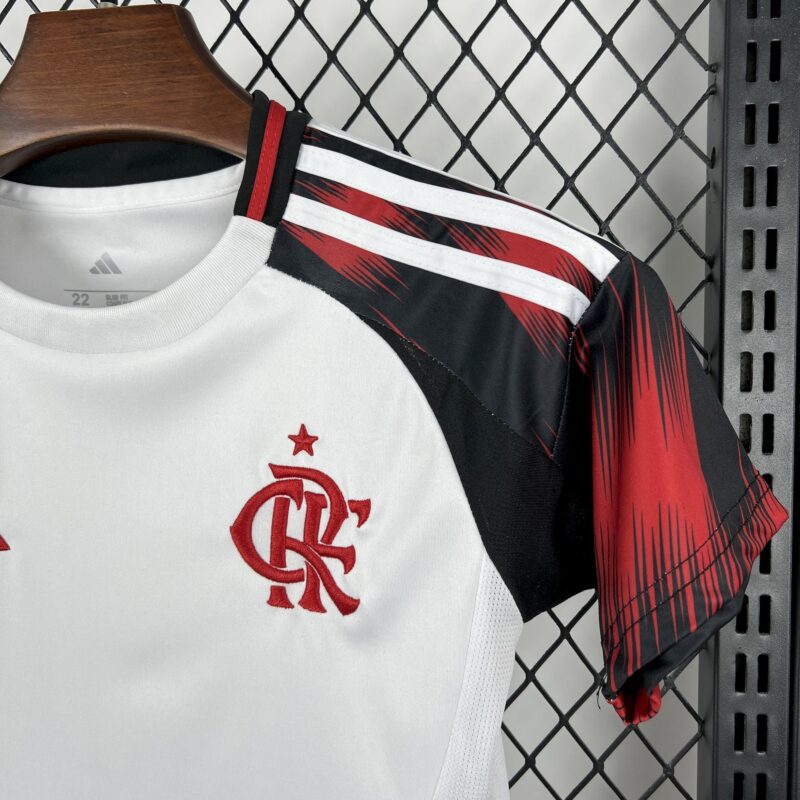 conjunto-niño-flamengo-segunda-equipacion-2025-2026-escudo