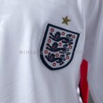 conjunto-niño-inglaterra-primera-equipacion-mundial-2026-escudo
