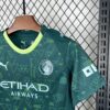conjunto-niño-manchester-city-cuarta-equipacion-2025-2026-escudo