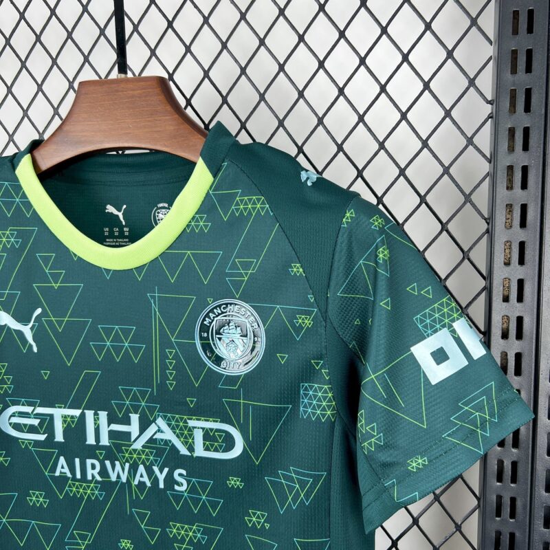 conjunto-niño-manchester-city-cuarta-equipacion-2025-2026-escudo