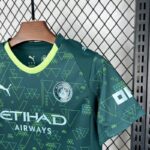 conjunto-niño-manchester-city-cuarta-equipacion-2025-2026-escudo