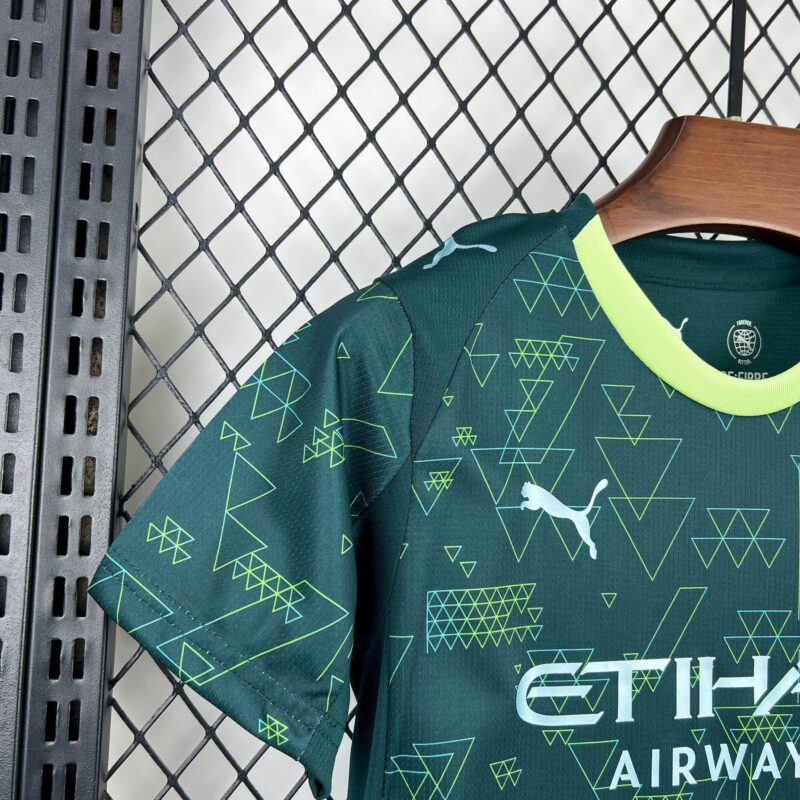 conjunto-niño-manchester-city-cuarta-equipacion-2025-2026-puño