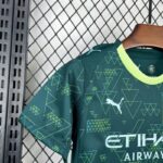 conjunto-niño-manchester-city-cuarta-equipacion-2025-2026-puño