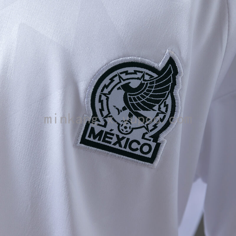 conjunto-niño-mexico-segunda-equipacion-2026-escudo