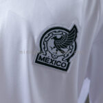 conjunto-niño-mexico-segunda-equipacion-2026-escudo