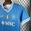 conjunto-niño-napoli-primera-equipacion-2025-2026-escudo