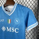 conjunto-niño-napoli-primera-equipacion-2025-2026-escudo
