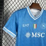 conjunto-niño-napoli-primera-equipacion-2025-2026-puño