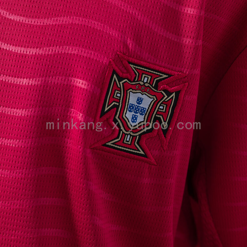 conjunto-niño-portugal-primera-equipacion-2026-escudo