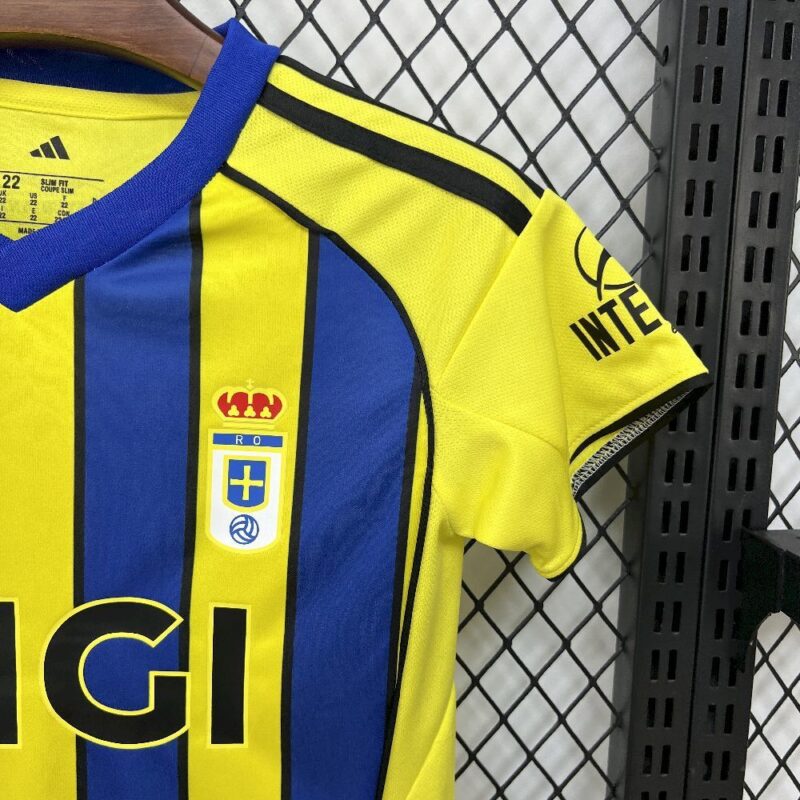 conjunto-niño-real-oviedo-segunda-equipacion-2025-2026-escudo