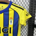 conjunto-niño-real-oviedo-segunda-equipacion-2025-2026-escudo