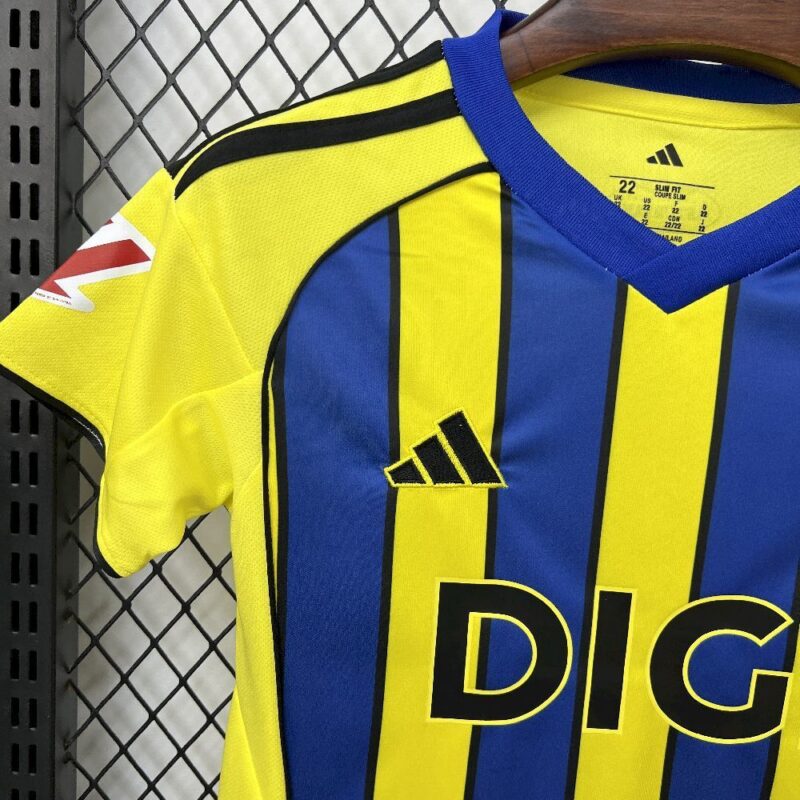 conjunto-niño-real-oviedo-segunda-equipacion-2025-2026-puño