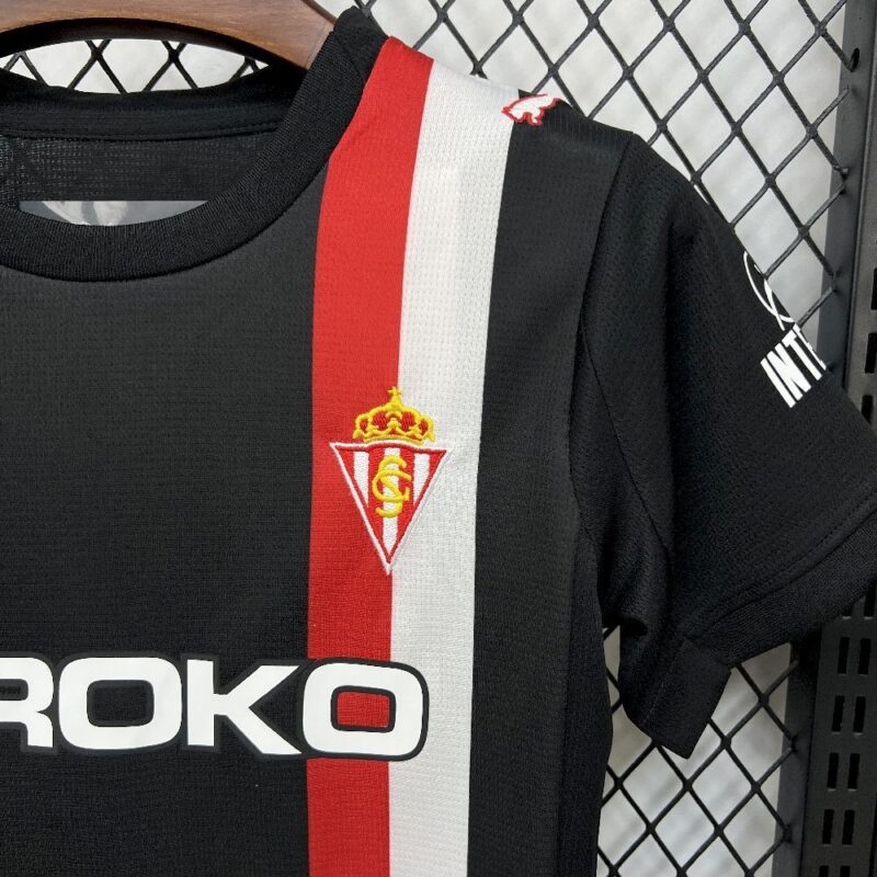 conjunto-niño-sporting-de-gijon-segunda-equipacion-2025-2026-escudo