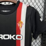 conjunto-niño-sporting-de-gijon-segunda-equipacion-2025-2026-escudo