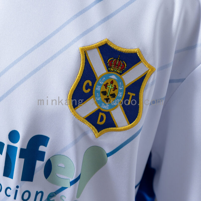 conjunto-niño-tenerife-primera-equipacion-2025-2026-escudo