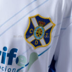 conjunto-niño-tenerife-primera-equipacion-2025-2026-escudo