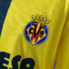 conjunto-niño-villarreal-primera-equipacion-2025-2026-escudo