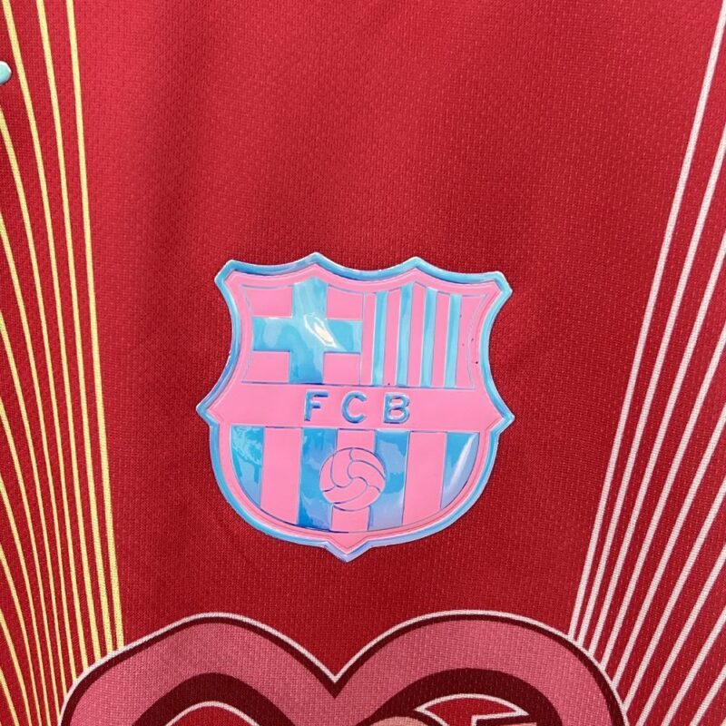 camiseta-barcelona-edicion-especial-karol-g-2025-2026-escudo