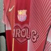 camiseta-barcelona-edicion-especial-karol-g-2025-2026-lateral