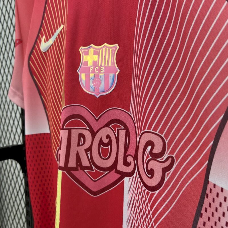 camiseta-barcelona-edicion-especial-karol-g-2025-2026-lateral