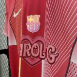 camiseta-barcelona-edicion-especial-karol-g-2025-2026-lateral