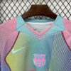 camiseta-barcelona-edicion-karol-g-celeste-2025-2026-cuello