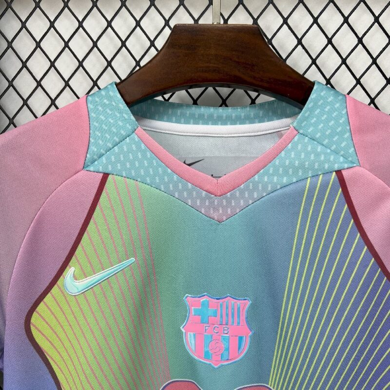 camiseta-barcelona-edicion-karol-g-celeste-2025-2026-cuello
