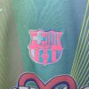 camiseta-barcelona-edicion-karol-g-celeste-2025-2026-escudo