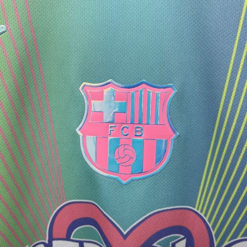 camiseta-barcelona-edicion-karol-g-celeste-2025-2026-escudo