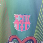 camiseta-barcelona-edicion-karol-g-celeste-2025-2026-escudo