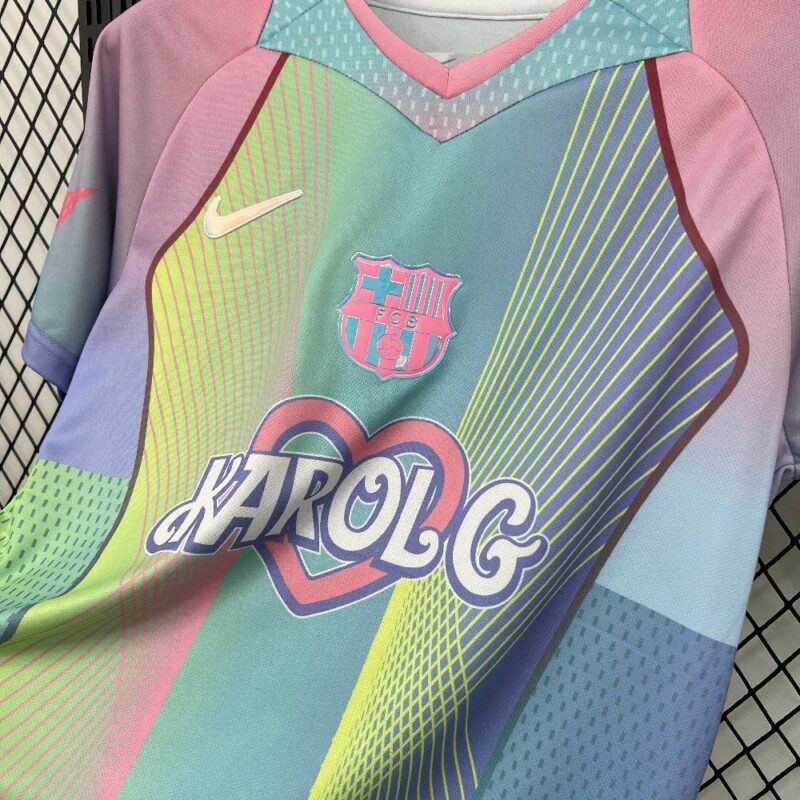 camiseta-barcelona-edicion-karol-g-celeste-2025-2026-lateral
