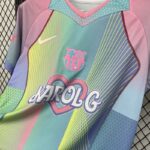camiseta-barcelona-edicion-karol-g-celeste-2025-2026-lateral