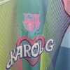 camiseta-barcelona-edicion-karol-g-celeste-2025-2026-pecho