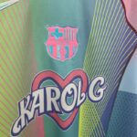 camiseta-barcelona-edicion-karol-g-celeste-2025-2026-pecho