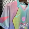 camiseta-barcelona-edicion-karol-g-celeste-2025-2026-puño