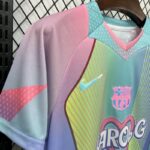 camiseta-barcelona-edicion-karol-g-celeste-2025-2026-puño